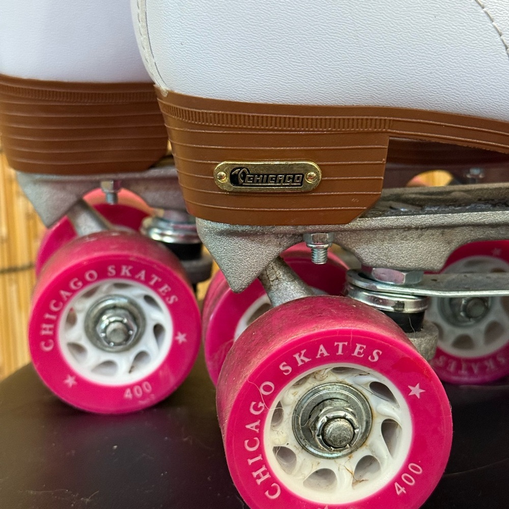 White Leather Quad Roller Skates with Pink Wheels - Picture 2 of 11